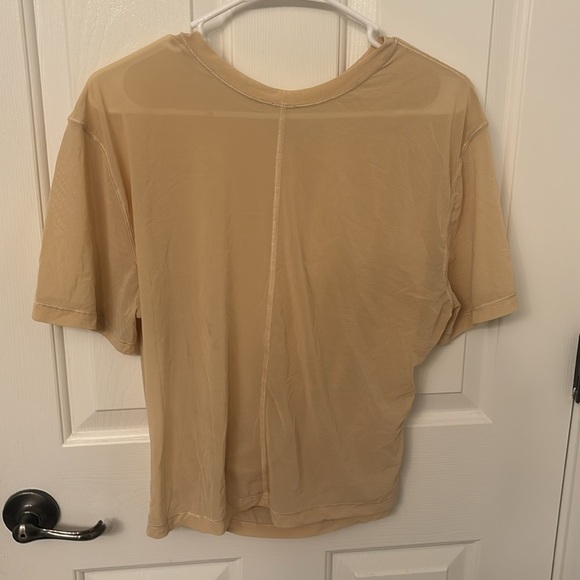 Lululemon Lightweight Mesh Reversible Yoga Tshirt in Prosecco - Picture 3 of 4